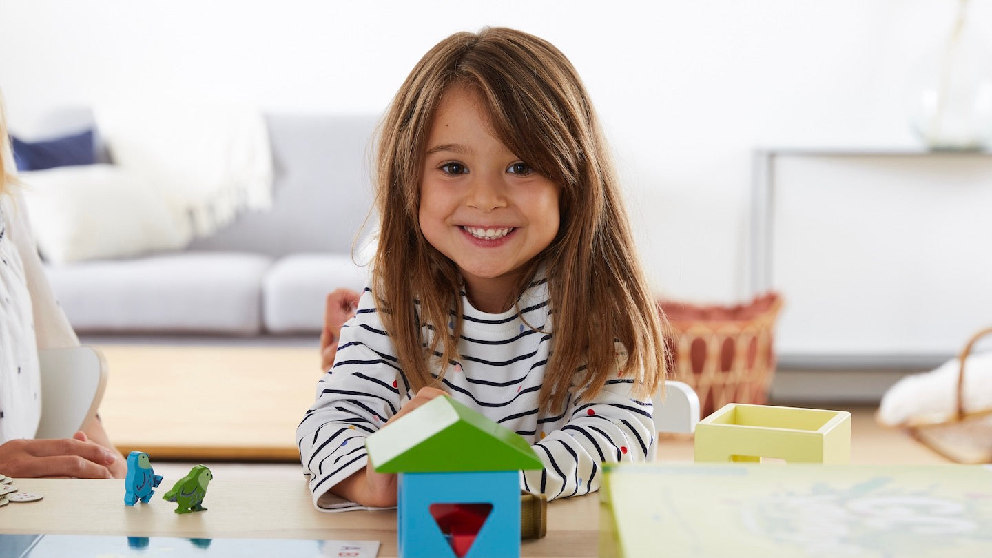 Petite fille avec le jeu de plateau Go Kakapo Kidsmart
