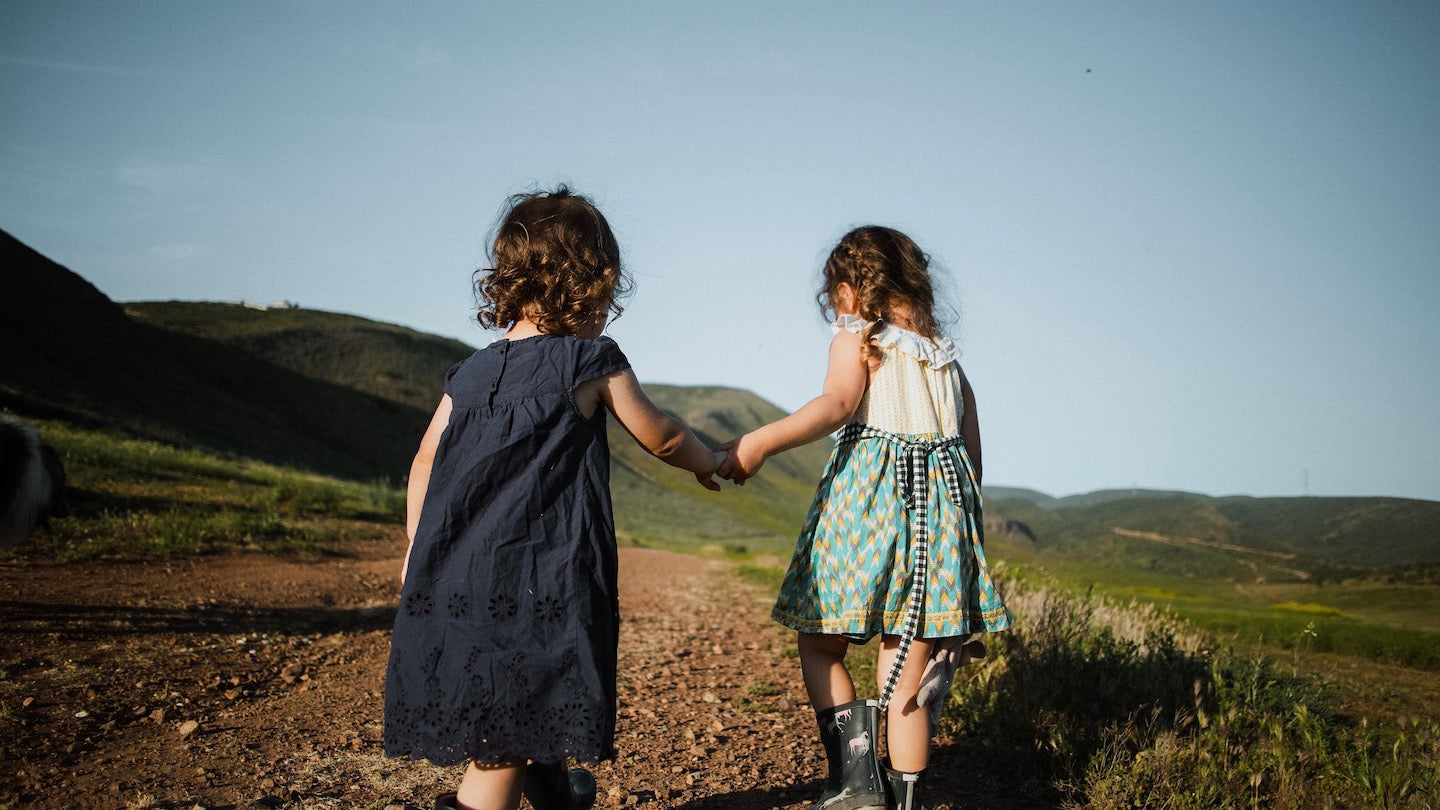 Deux petites filles se tiennent par la main