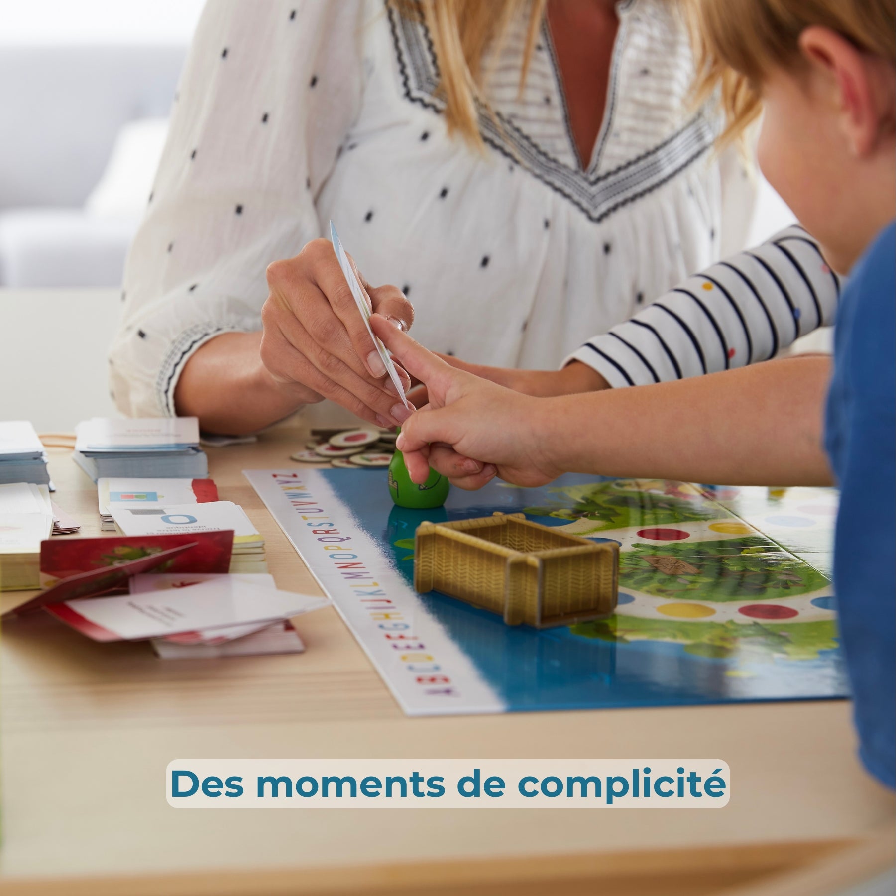 Enfants qui montrent du doigt une carte du jeu à leur maman