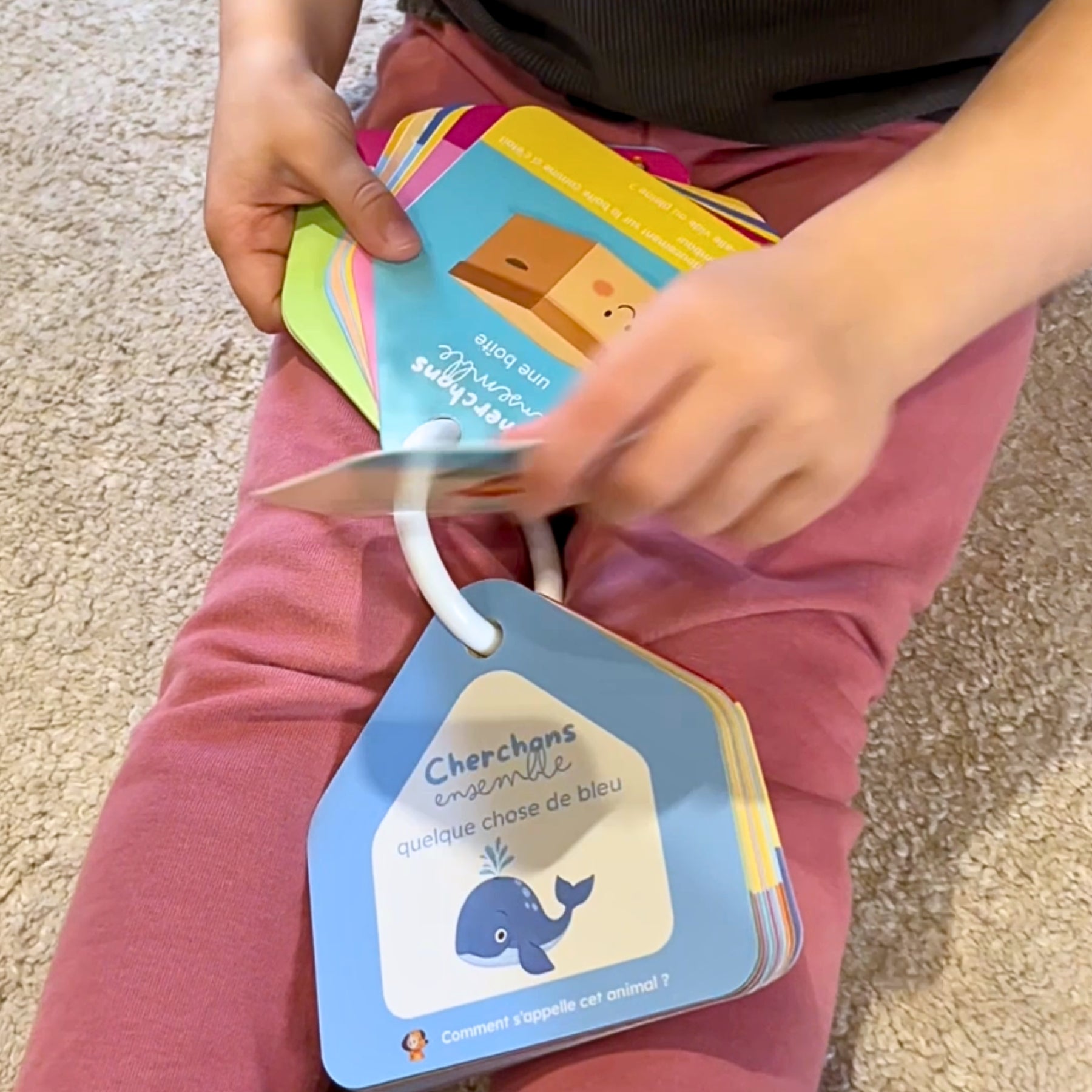Enfant manipule les cartes cherchons ensemble a la maison