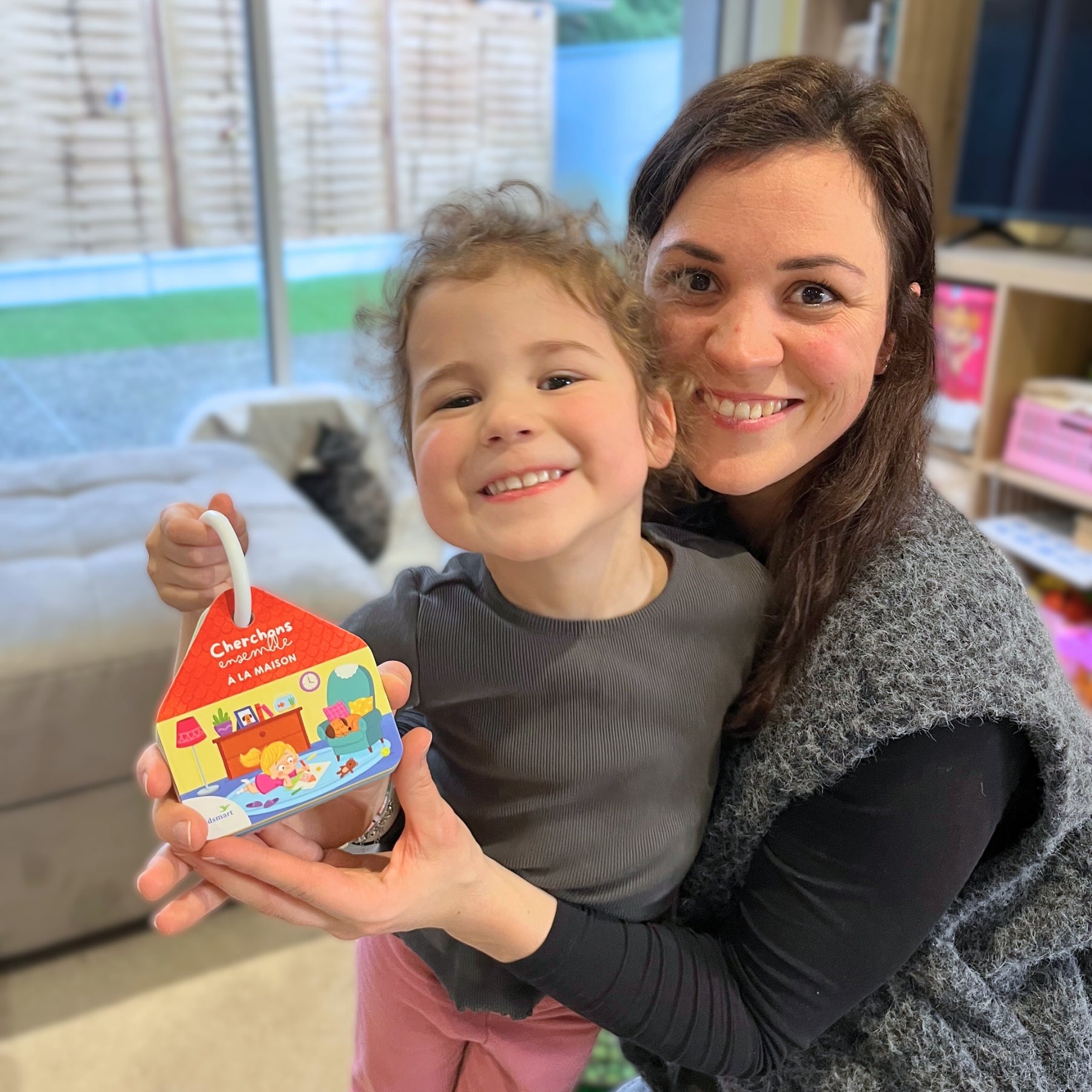 Maman et sa fille avec le jeu cherchons ensemble a la maison