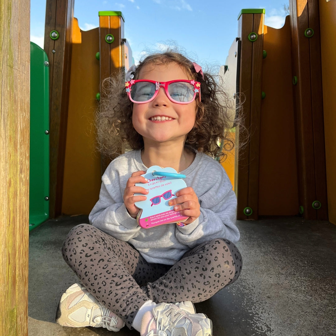 Petite fille avec la carte cherchons ensemble des lunettes