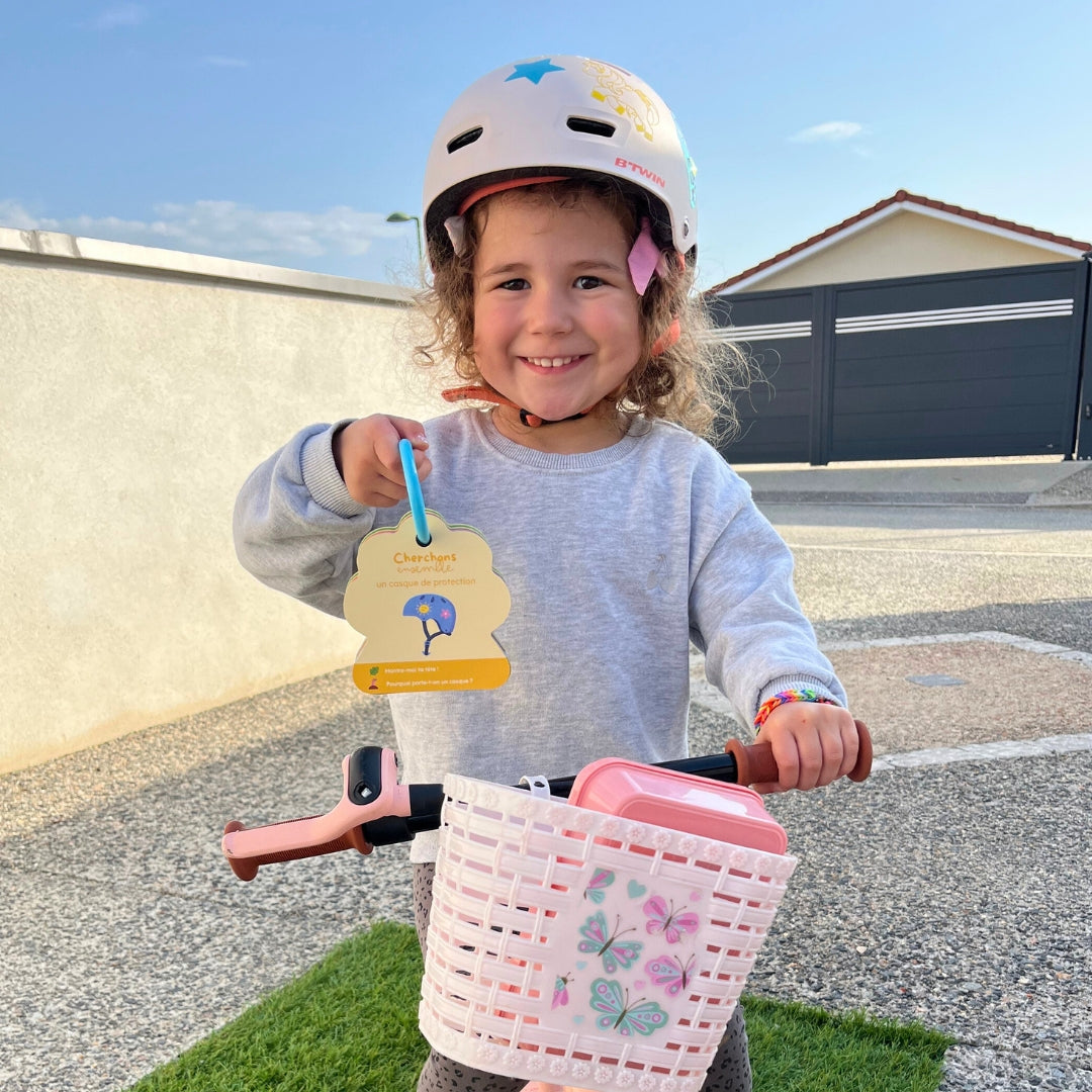 Petite fille avec la carte cherchons ensemble un casque de protection