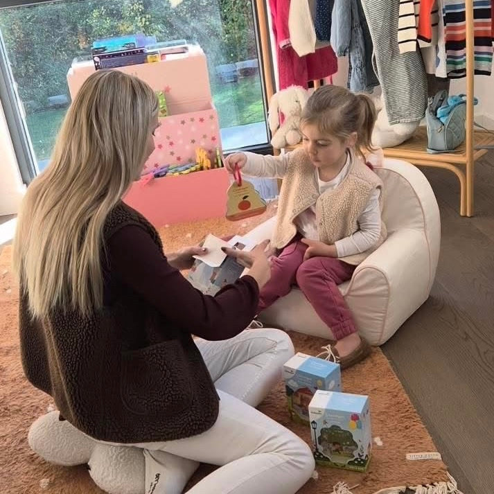 Petite fille joue dans sa chambre avec sa maman au jeu cherche et trouve cherchons ensemble