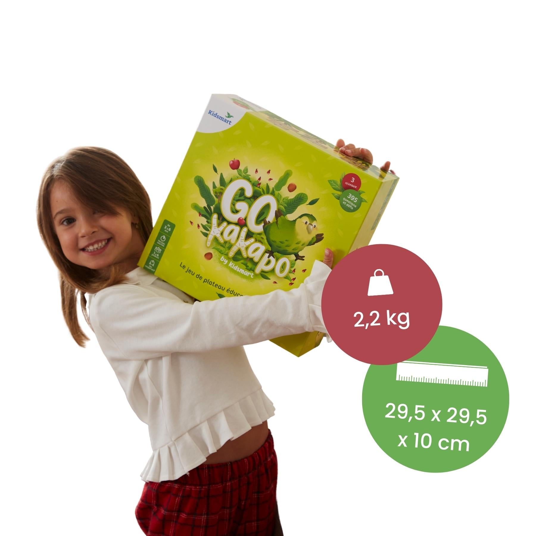 Petite fille avec la grande boite de jeu Go Kakapo dans les bras